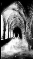 Fantome dans déambulatoire d'une abbaye